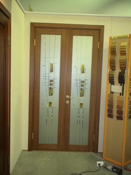Дверь для офиса деревянная со стеклом